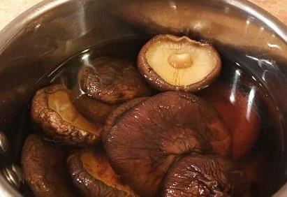 早餐馒头吃腻了？香菇鸡肉馄饨简单做，家人抢着吃！