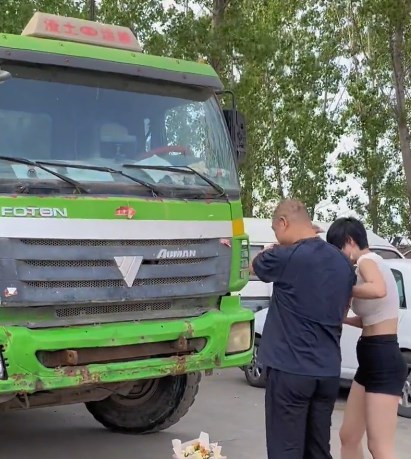 男子向报废车下跪敬酒：8年从未出事故 靠它养活一家老小