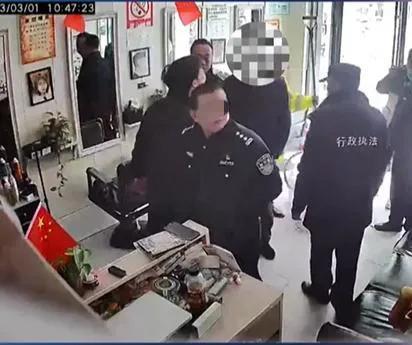 警方通报湖北仙桃一店主在店内被城管掌掴，官方回应将严肃处理