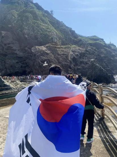韩议员披国旗登岛遭抗议：赌上性命，绝不屈服