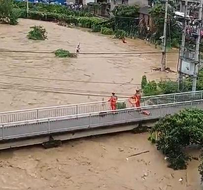 福建三明一老人被困河中遭大水冲走 搜救行动紧急进行