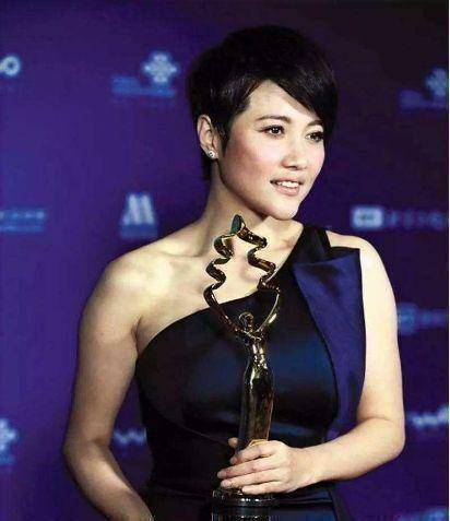 她曾拿下8个影后，却因照顾患病母亲退出8年，如今影后成路人！