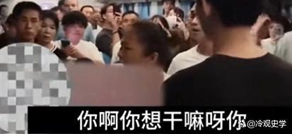 男子发表不当言论惹怒众乘客被女子锁喉