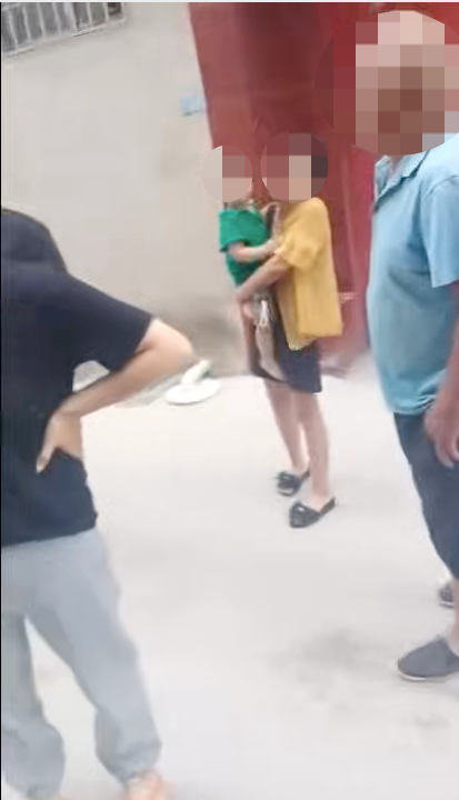 男子为泄愤将女邻居手机号写在公厕致其频遭骚扰,因诽谤罪一审获缓刑 邻里纠纷引发悲剧