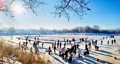 哈尔滨超5000名大学生上演速度滑冰超嗨