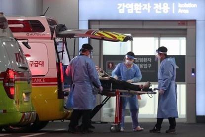 “辞职潮“下的韩国医院：癌症患者手术被推迟、孕妇剖腹产被取消，护士呼吁医生返岗