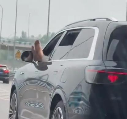 重慶一司機(jī)雙腳伸出窗外“駕車”