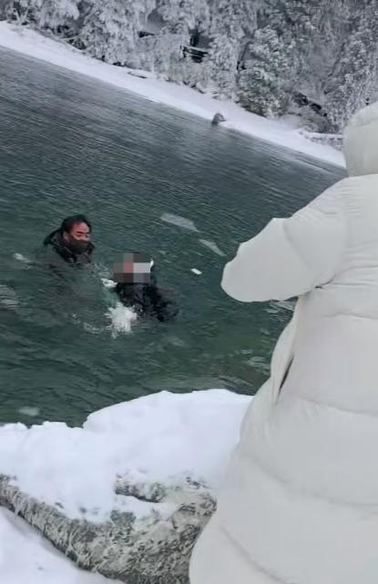 女游客落水两男子跳冰湖救人