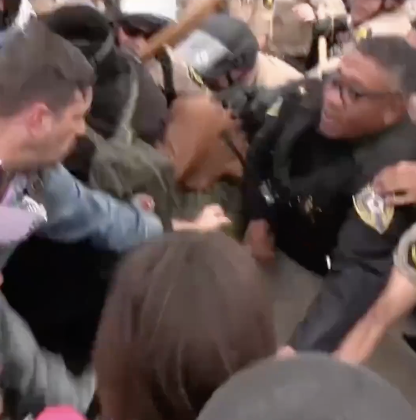 芝加哥抗议者与执法人员激烈冲突
