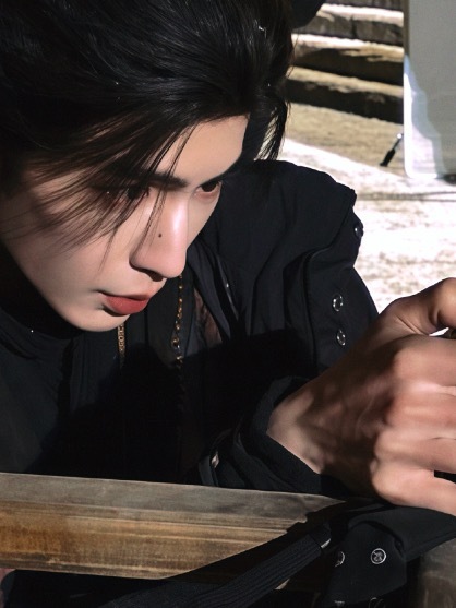 张凌赫研究摄影真的专业起来了