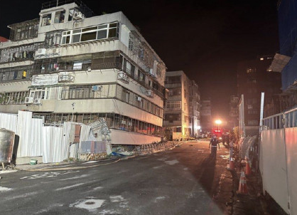 台北多栋大楼严重倾斜 一楼变成了“地下室”