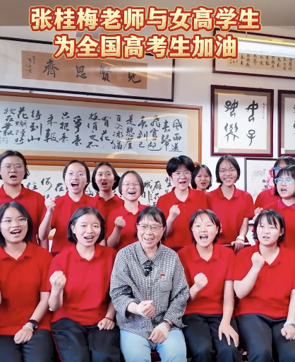 華坪女高學(xué)生為高考學(xué)子加油 旗開得勝金榜題名,！