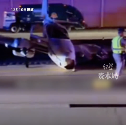 美國(guó)一小型飛機(jī)迫降公路