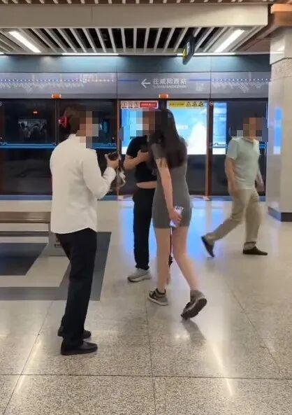 男子在地铁上偷拍被女子当场掌掴 偷拍事件引发肢体冲突