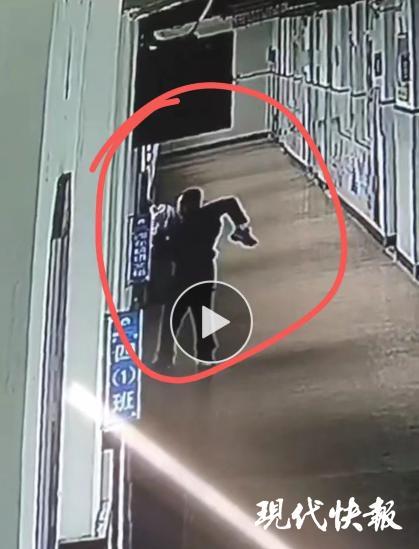 曝小學老師毆打孩子還威脅3樓扔下