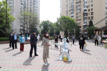 北京朝阳区潘家园为封(管)控居民发放应急蔬菜包