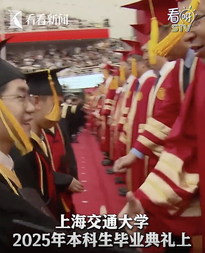上海交大教授為畢業(yè)生小熊撥穗,！