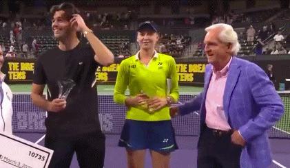 莱巴金娜颁奖环节遇“咸猪手” 球迷愤怒热议