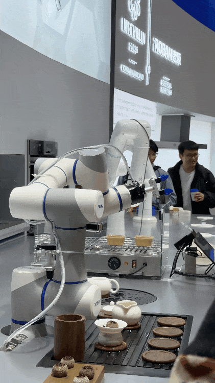 看机器人剥香蕉 大爷急疯了 动作慢如蜗牛