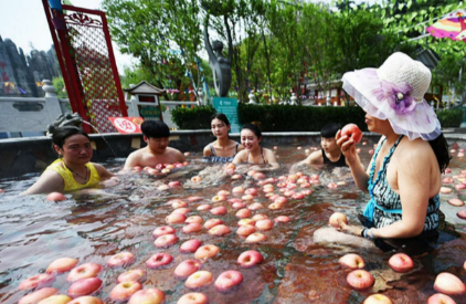 酒店推出火锅浴温泉池漂满白菜茄子