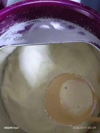 一消费者在飞鹤奶粉中发现异物 引发市场广泛关注