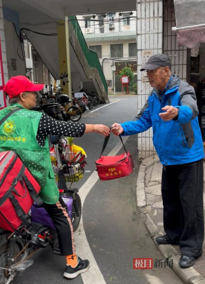 热心人 暖心事｜拾荒婆婆三年风雨无阻，义务为12位八旬以上老人送餐