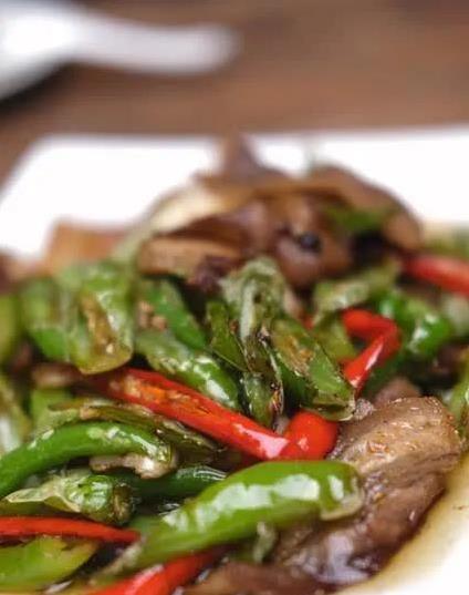 家常辣椒炒肉有秘诀，3步做出大厨味，你也能行？