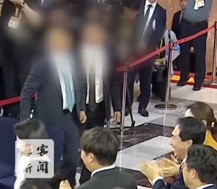 李在明就職典禮上兩名警衛(wèi)互相推搡