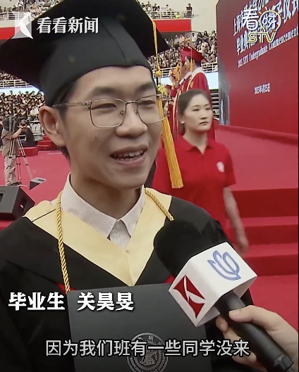 上海交大教授為畢業(yè)生小熊撥穗