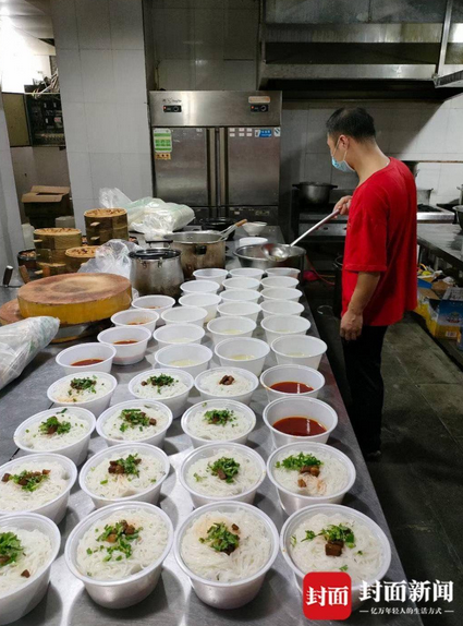 消防员为震区老乡手写感谢信 俏销留给暂住村民200元