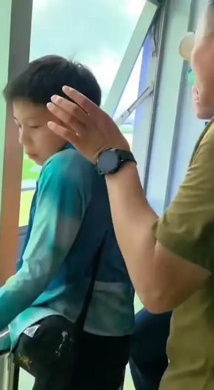 霍启刚冒雨带儿逛军营！擦汗一幕暖人心，11岁儿子独立了吗？