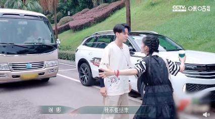 谢娜挡着车不让大家离开，眼神中充满了不舍和眷恋
