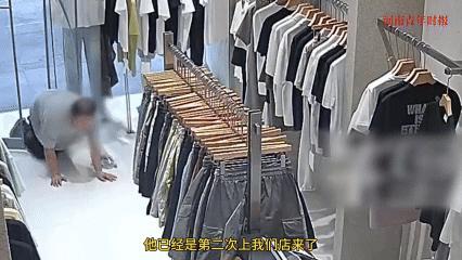 男子爬進(jìn)服裝店脫褲摩擦地板