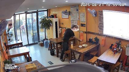 男子抽40张纸巾 老板娘发未打码视频