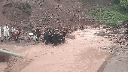 男子被卷入河道 38人合力营救 暴雨中生命接力