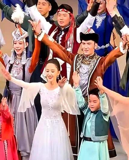 佟丽娅儿子看东极岛一直掉眼泪 家庭矛盾与成长的阵痛