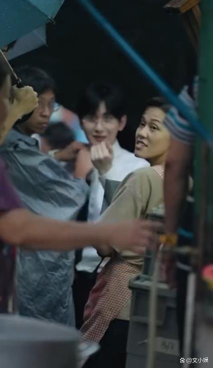 成毅温和招手暗示大姨合影 果真的东说念主间理思