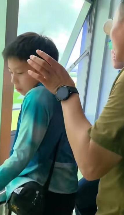 霍启刚陪儿子参观驻港部队军营 父子情深共体验军人精神