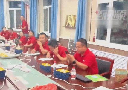 河南开封高中代易瓒物理类高考724分 爸爸激动尖叫庆祝