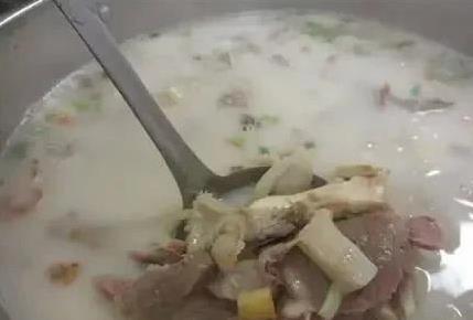 羊肉汤膻味难喝？加“1红1黑”秒变奶白香浓，鲜到停不下来