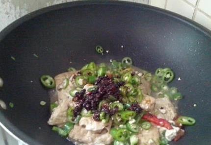 豆腐炒前多泡水，香辣入味不碎渣，比肉还香全家夸