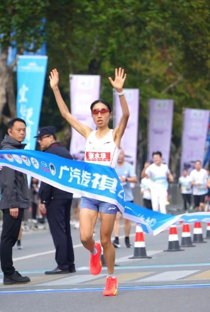 “最快女護士”張水華被警告處分 違規(guī)兼職與虛假調(diào)休受罰