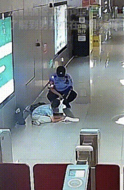 地铁辅警给趴地上写作业小孩搬板凳 小小善举暖人心