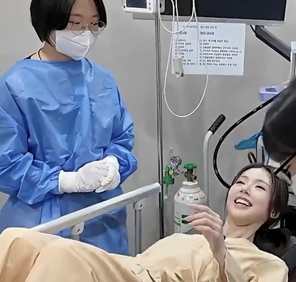 第一次看到女爱豆做胃镜全过程 展现坚强与勇敢