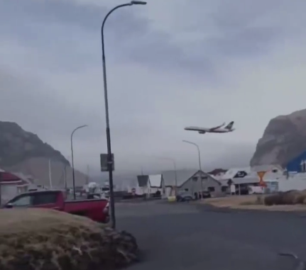 冰岛机长退休前擅自低空飞越家乡 客机惊扰居民区