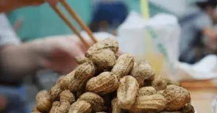 嗑瓜子胖得悄悄来，花生却帮你瘦，哪个更健康？