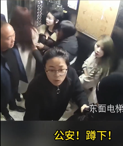 95后女警眼神杀吓懵嫌疑人