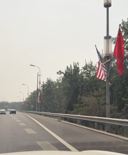 北京机场高速附近挂起中美国旗