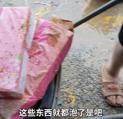 六蓝水库5公里外超市水深齐腰：洪水退去老板开始自救