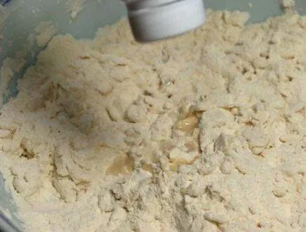 面疙瘩别用筷子搅了，一个塑料瓶就搞定，1分钟做一大盘，太实用